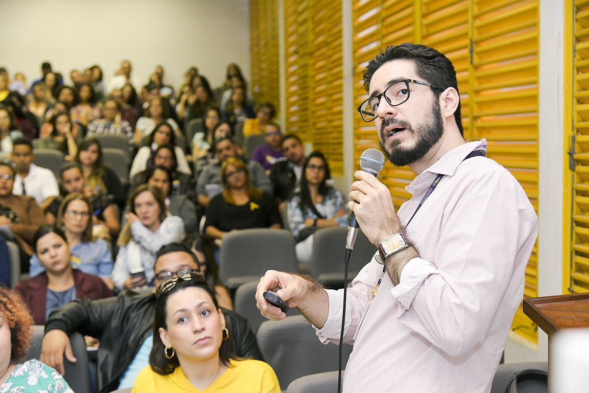 Um dos palestrantes, professor e médico psiquiatra da Faculdade de Medicina da UFG Murilo Ferreira Caetano. Um dos palestrantes, professor e médico psiquiatra da Faculdade de Medicina da UFG Murilo Ferreira Caetano.